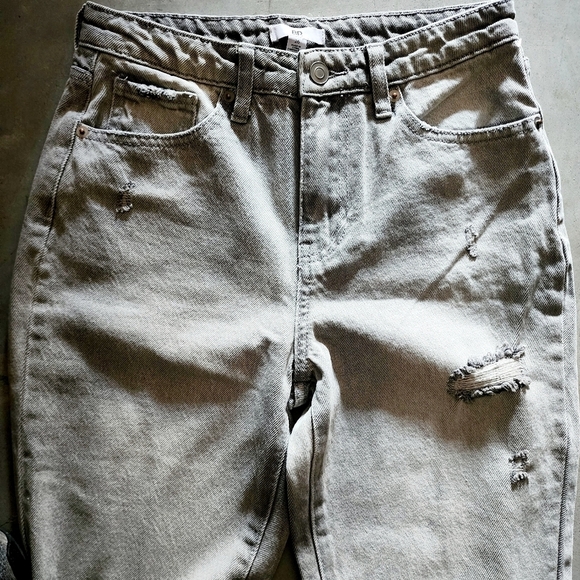 BP High Rise Distressed Mom Jean Women's Waist 26 Grey Busted Knee Rips Cute EUC - Picture 5 of 9